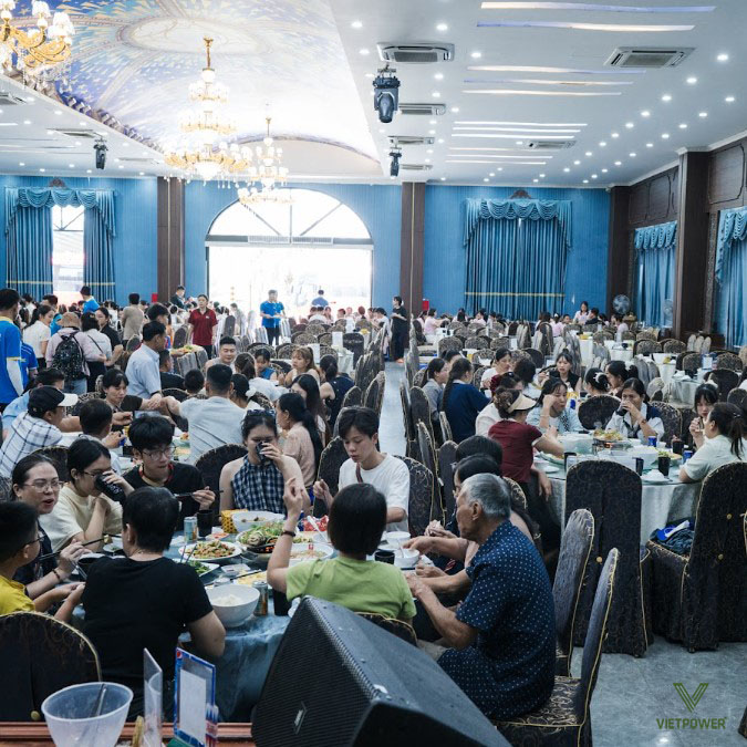 Tiếp theo là Tiệc tối sang trọng trong không gian được bài trí tinh tế Tiếp theo là Tiệc tối sang trọng trong không gian được bài trí tinh tế