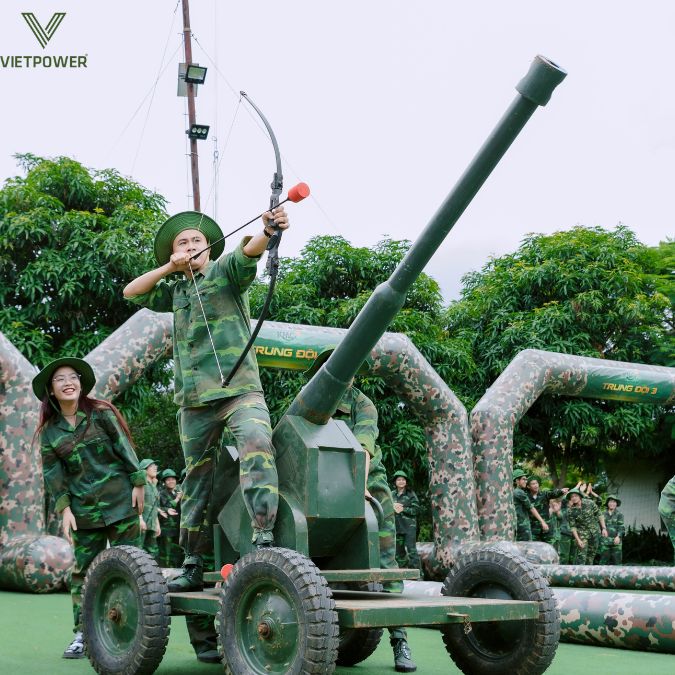ác thành viên hóa thân chiến binh, giương cung ngắm bắn đầy quyết đoán