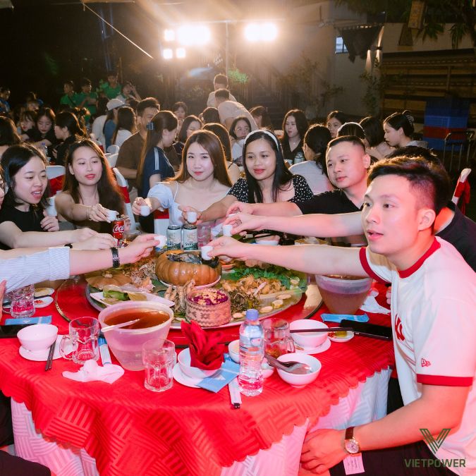 Các thành viên KMG An Lạc cùng nhau nâng ly 