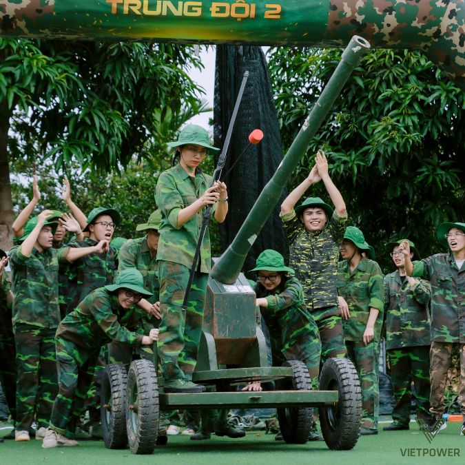 Tinh thần đồng đội bùng nổ trong thử thách Quân đội giả lập.