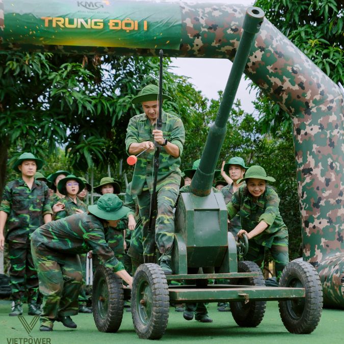 Tinh thần đồng đội bùng nổ trong thử thách Quân đội giả lập.
