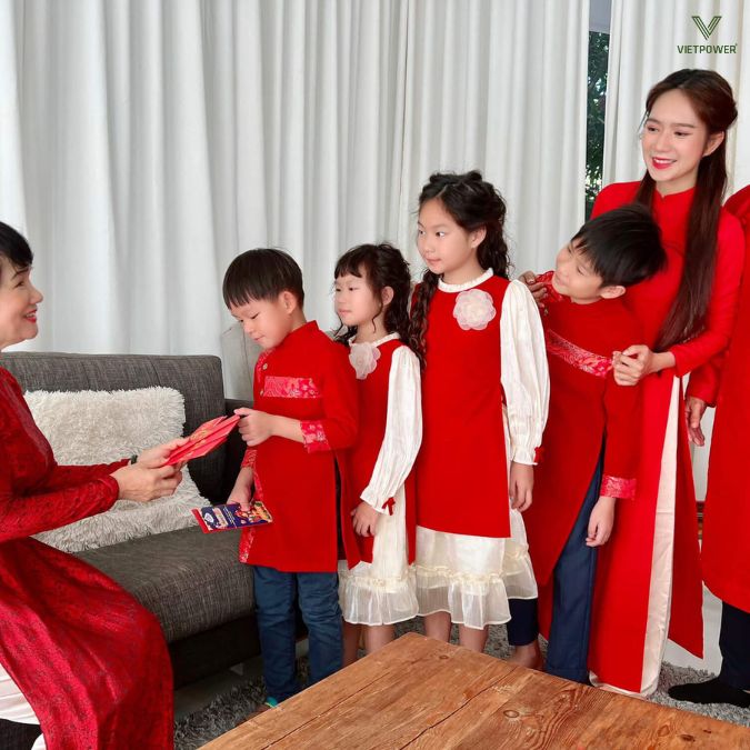 Phát thiệp lì xì là phong tục đặc trưng vào ngày Tết