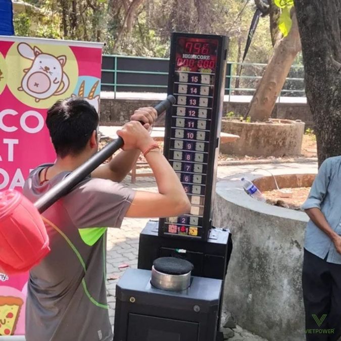 Một máy game đập búa đặt tại khu vực công cộng