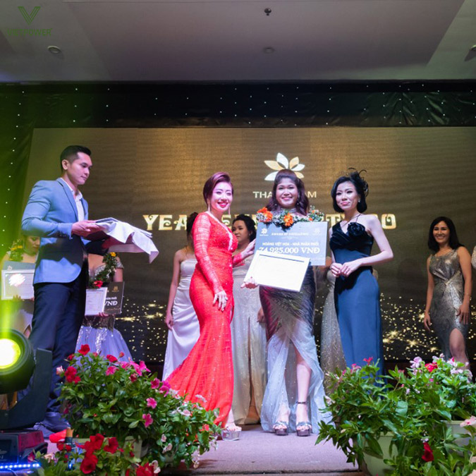 MC công bố tên, chức vụ người nhận giải trong phần trao thưởng