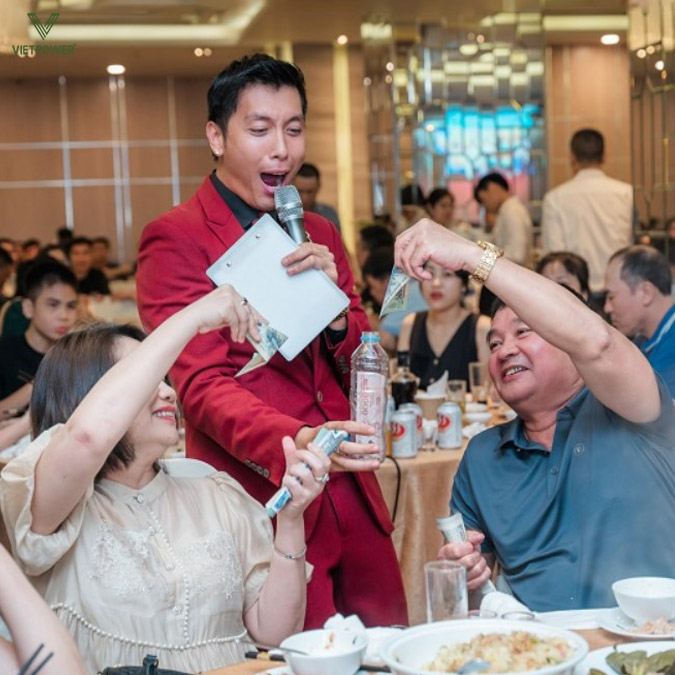 MC tiệc tất niên dẫn dắt để mọi người tham gia tích cực, vừa vui vừa mang tính giải trí