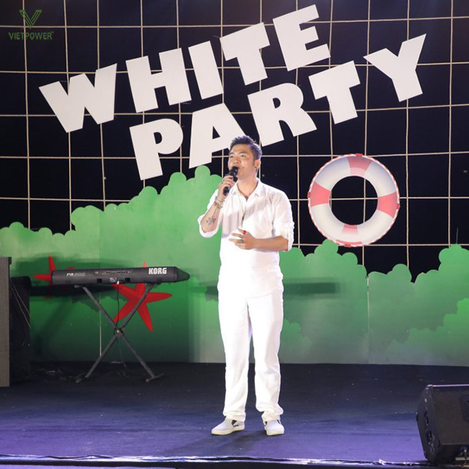 Trang phục của MC cần thống nhất với không gian sân khấu