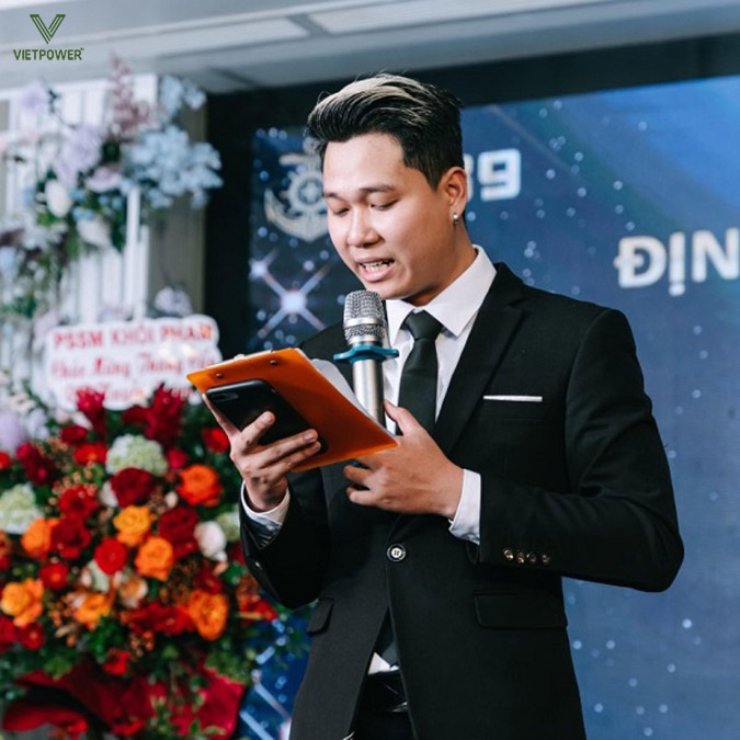 MC trình bày tên, chức vụ và lý do phát biểu để khách mời nắm rõ