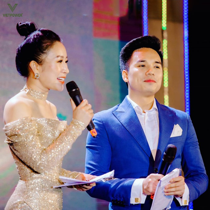 MC song ngữ là lựa chọn cho các doanh nghiệp có khách mời quốc tế