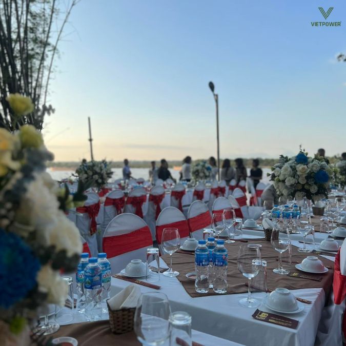 Tiệc ngoài trời view hồ thoáng đãng tại Tre Place