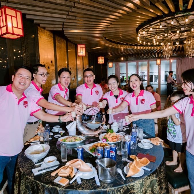 Tiếng cụng ly rộn ràng trong không gian nhà hàng sang trọng