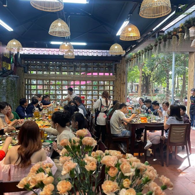 Không gian nhà hàng sân vườn Xanh gần gũi và nhiều cây xanh