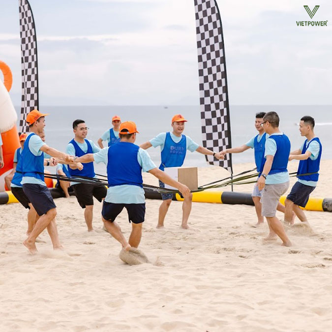 Buổi sáng, chương trình Team Building diễn ra sôi nổi trên bãi biển Đà Nẵng