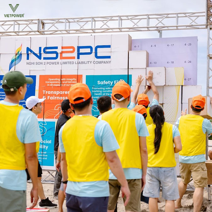 Các thành viên tham gia các trò chơi vận động kết hợp tinh thần đồng đội