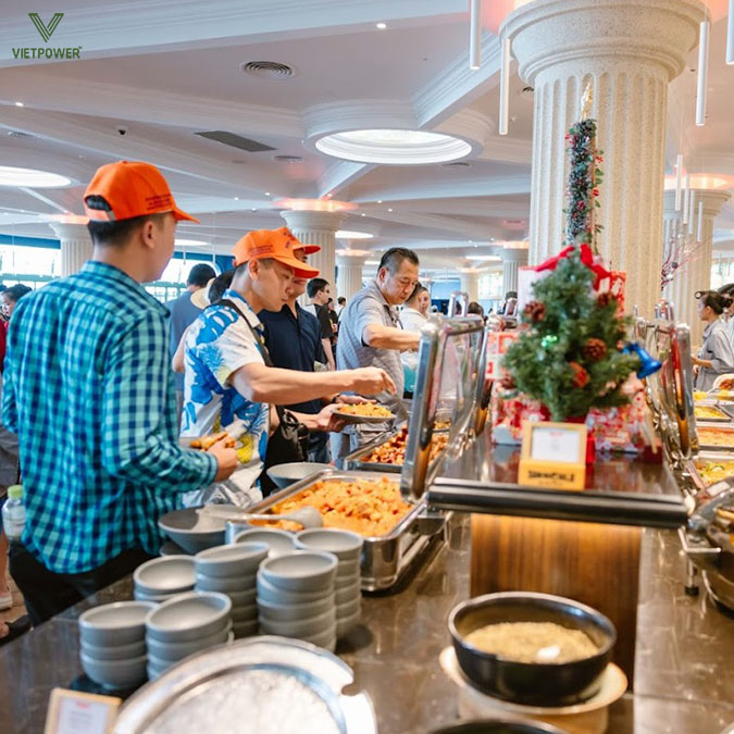 Đến buổi trưa, mọi người cùng thưởng thức buffet với hàng trăm món Âu – Á