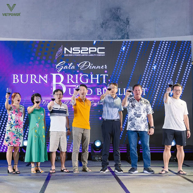 Ban Lãnh Đạo cùng nâng ly chúc mừng, kết thúc đêm tiệc thành công