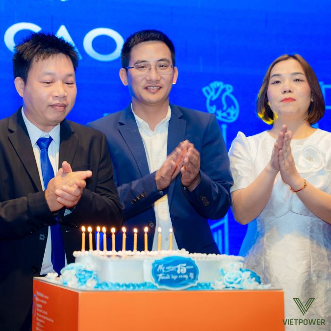 Ban lãnh đạo cũng nhau chúc mừng kỷ niệm 15 năm thành lập công ty