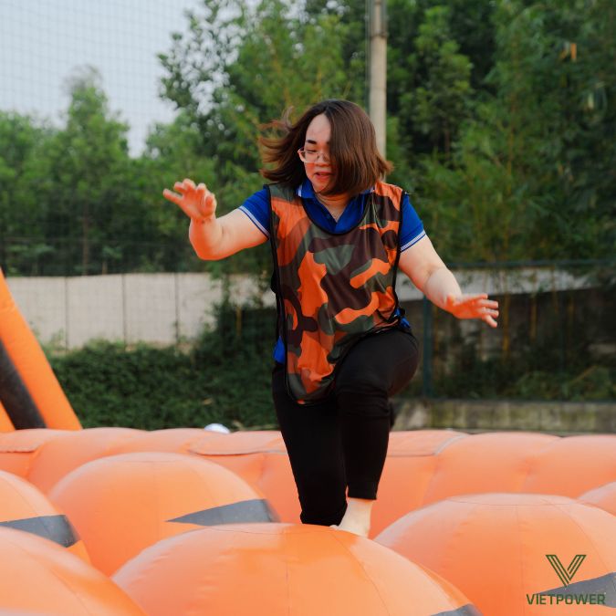 Từng bước vượt qua khó khăn, thể hiện sức mạnh và tinh thần đồng độiTừng bước vượt qua khó khăn, thể hiện sức mạnh và tinh thần đồng đội