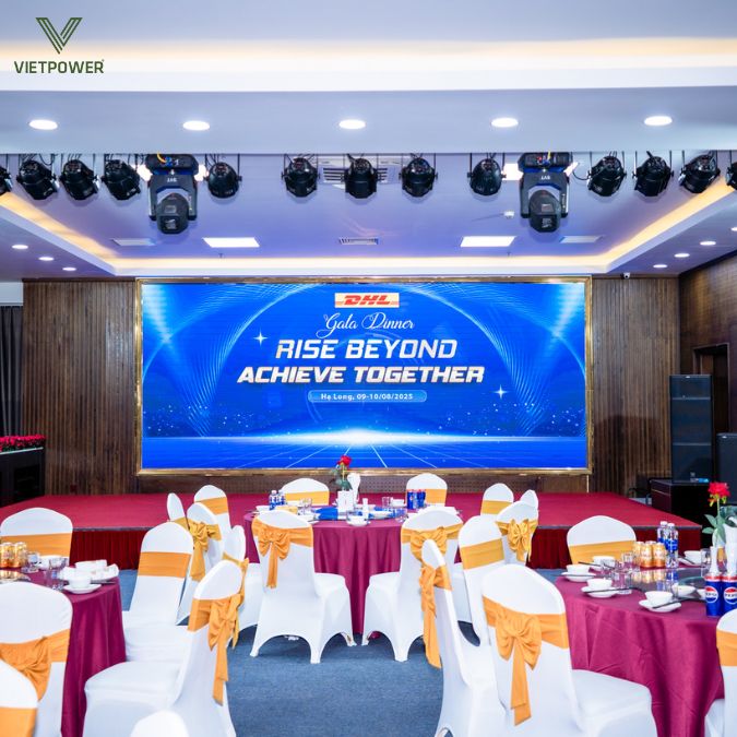 Không gian bên trong bữa tiệc được trang trí sang trọng