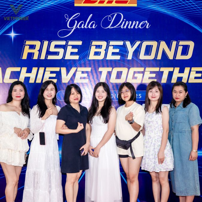 Backdrop với khẩu hiệu "Rise beyond, achieve together"