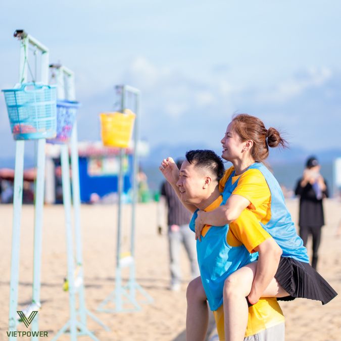 Cõng bạn bỏ bóng vào rổ cần sự phối hợp nhịp nhàng giữa các thành viên