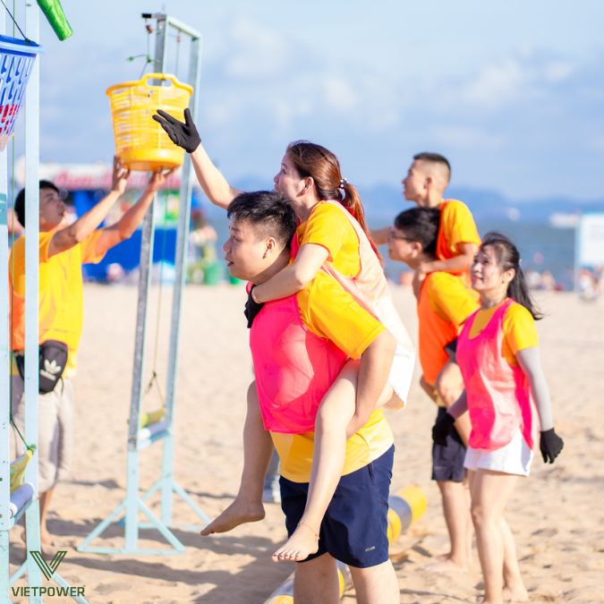 Trò chơi “Cõng bạn bỏ bóng vào rổ” mang đến tiếng cười sôi động, đòi hỏi sức mạnh và sự phối hợp