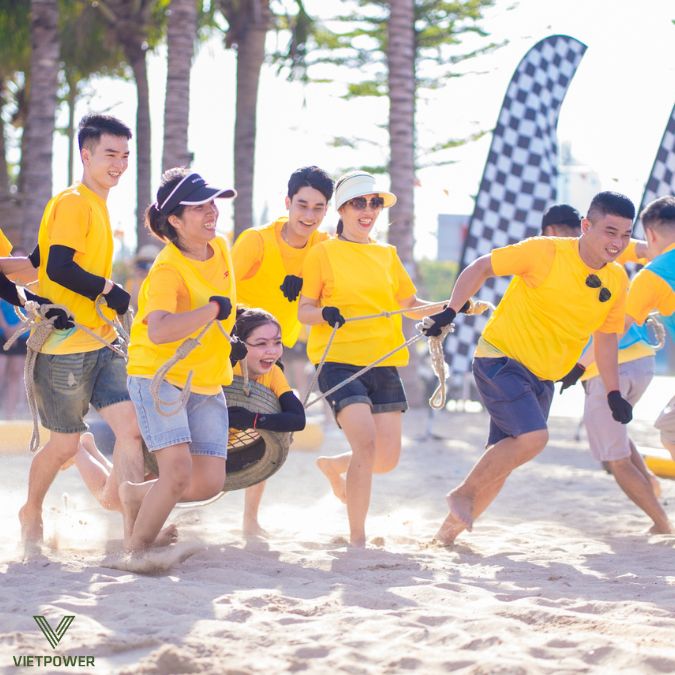 Tiếng cười rộn ràng trong trò chơi kéo lốp, nơi sức mạnh và sự đồng lòng được thử thách
