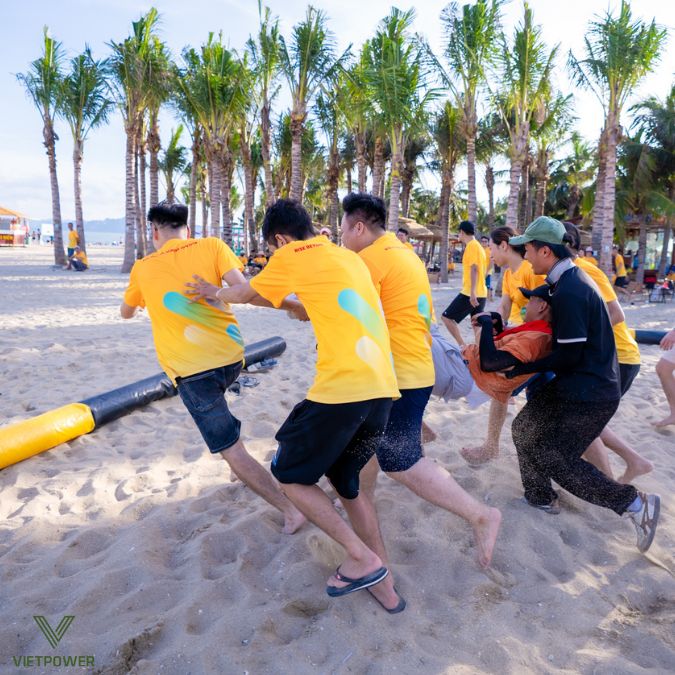 Trò chơi Cứu đồng đội: Vận chuyển thành viên qua thử thách, đề cao sức mạnh và tinh thần gắn kết