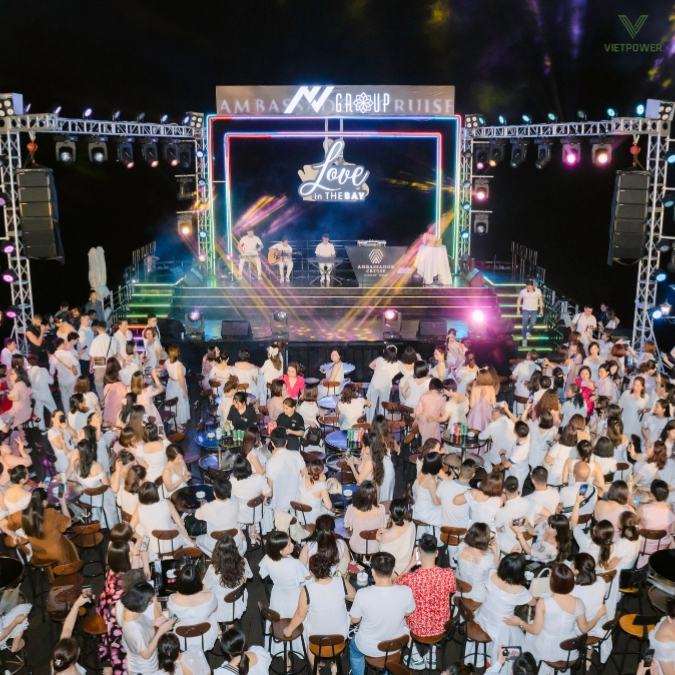 Sân khấu khung thép lớn có hệ thống giàn đèn và thiết kế open-air