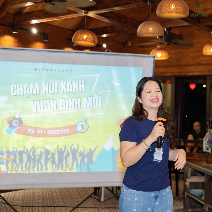 Sân khấu tất niên ở một góc của nhà hàng