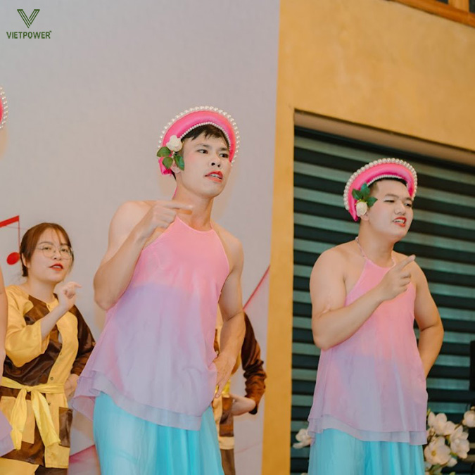 Màn "giả gái" biểu diễn mang tới những tràng cười và vỗ tay không ngớt từ khán giả Màn "giả gái" biểu diễn mang tới những tràng cười và vỗ tay không ngớt từ khán giả