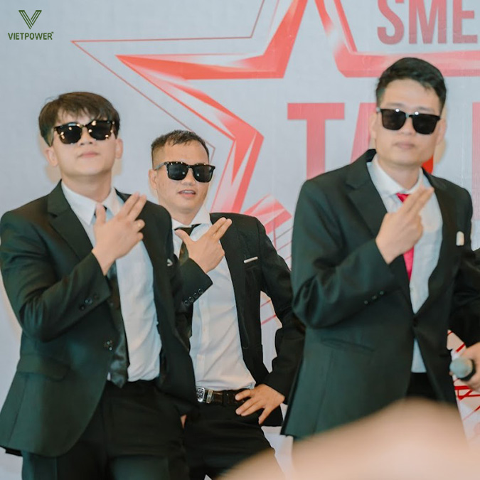 Những màn nhảy múa đồng đội đầy đồng bộ và sôi động đã khuấy động không gian Những màn nhảy múa đồng đội đầy đồng bộ và sôi động đã khuấy động không gian