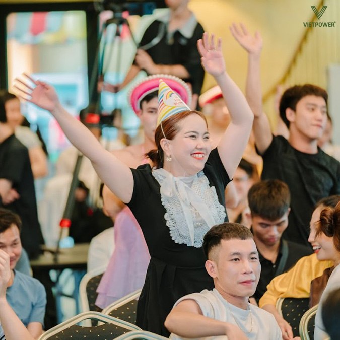 Khán giả và người biểu diễn như hòa làm một, tạo nên một đêm hội tràn đầy năng lượng Khán giả và người biểu diễn như hòa làm một, tạo nên một đêm hội tràn đầy năng lượng