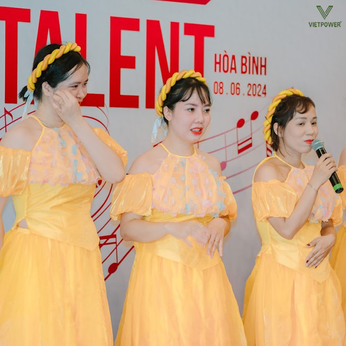 Những tiết mục ca hát sâu lắng cất lên, khiến hội trường chìm trong cảm xúc