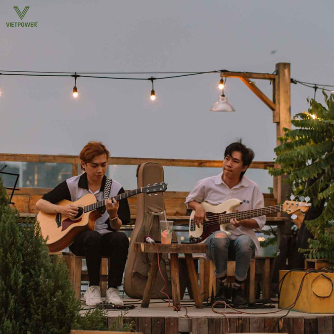 Tiết mục văn nghệ tự biên tự diễn của thành viên đội bóng Tiết mục văn nghệ tự biên tự diễn của thành viên đội bóng