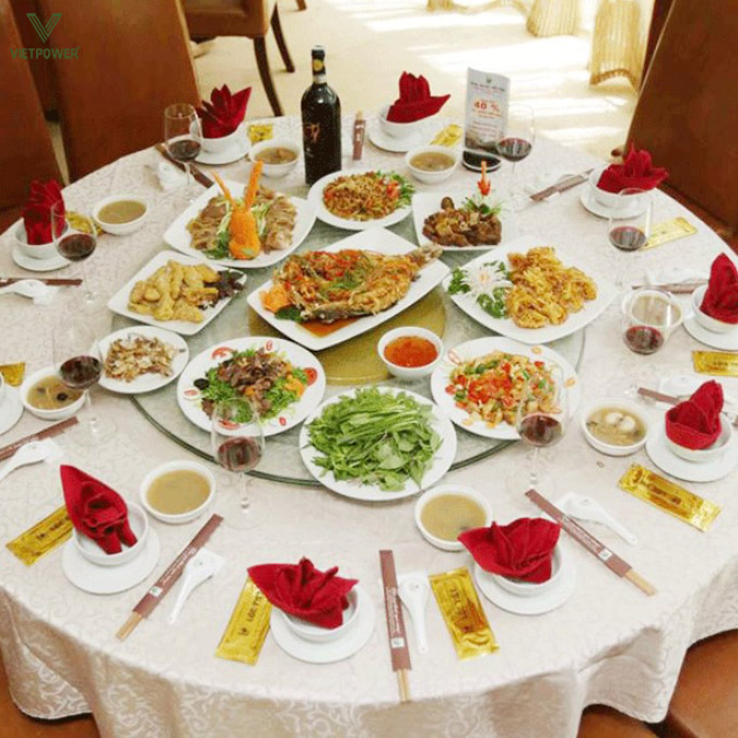 Trang trí bàn tiệc theo tông màu chủ đạo của đội bóng Trang trí bàn tiệc theo tông màu chủ đạo của đội bóng