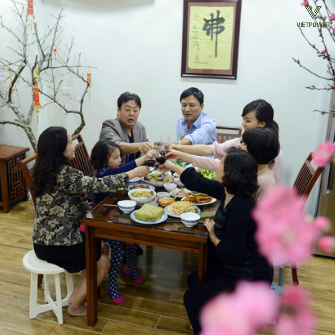 Các gia đình thường tổ chức tiệc vào những ngày cuối tháng Chạp âm lịch
