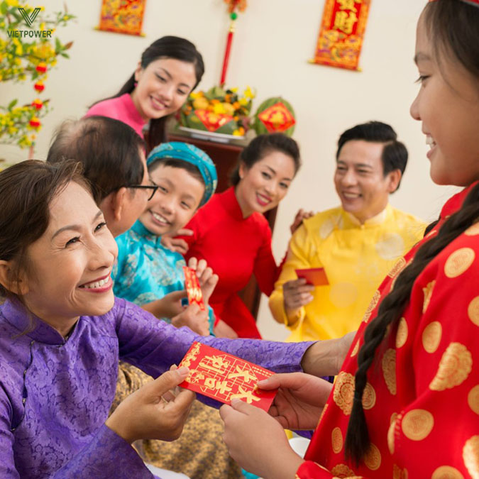 Buổi lễ kết thúc với nghi thức Mừng tuổi sớm hoặc Lì xì cho ông bà, cha mẹ Buổi lễ kết thúc với nghi thức Mừng tuổi sớm hoặc Lì xì cho ông bà, cha mẹ