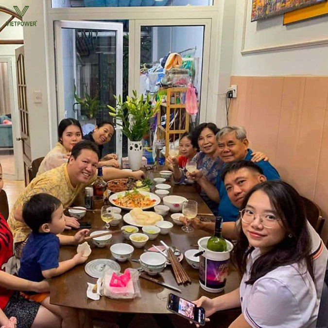 Tiệc tất niên xóm là một nét đẹp cộng đồng, nơi người dân cùng tạo ra không khí sum vầy Tiệc tất niên xóm là một nét đẹp cộng đồng, nơi người dân cùng tạo ra không khí sum vầy