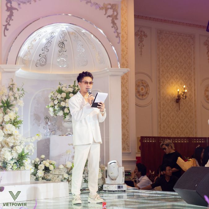MC lớp sẽ bắt đầu chương trình bằng lời chào mở đầu vui tươi
