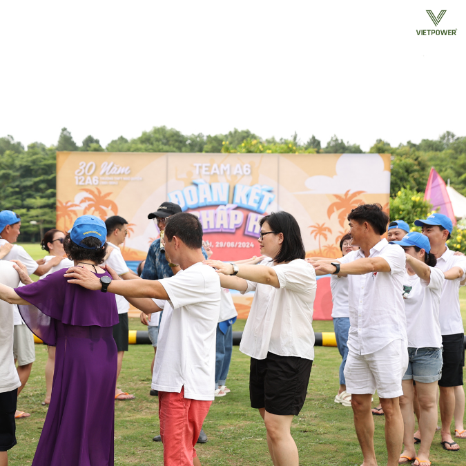 Đặt tay lên vai và di chuyển vòng tròn