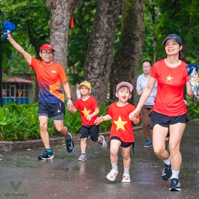 Những nụ cười rạng rỡ trên đường chạy thể hiện niềm vui và nhiệt huyết của người tham gia