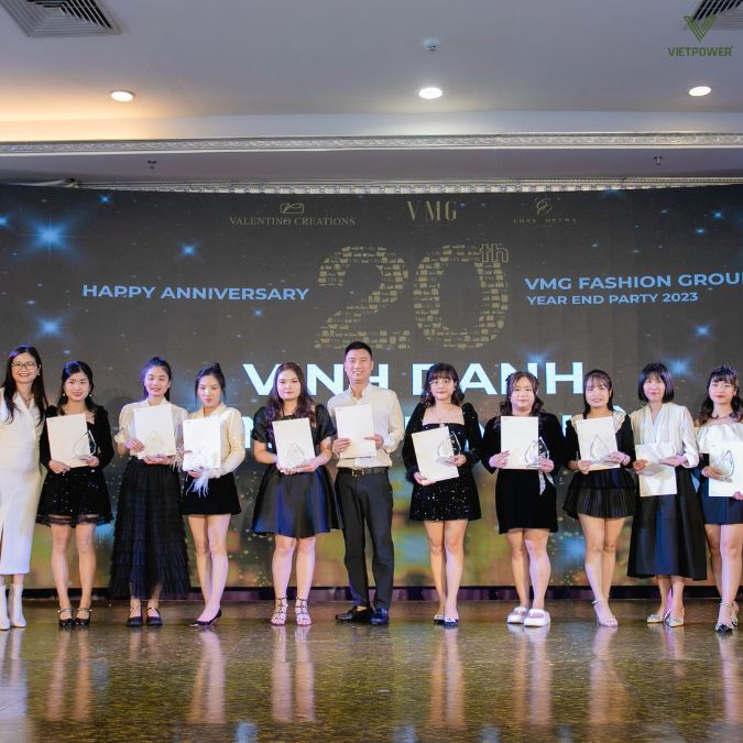Vinh danh và khen thưởng nhân viên trong tiệc cuối năm