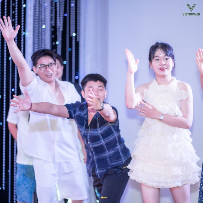 Các thành viên hào hứng giơ tay để đoán người ấy là ai