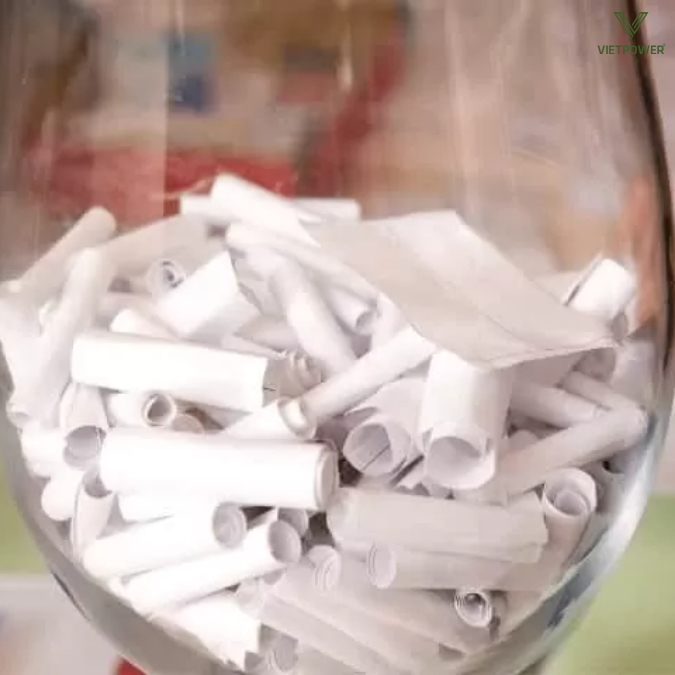 Người dẫn rút ngẫu nhiên từng tờ giấy và đọc to lên để mọi người đoán “ai là nhân vật chính”