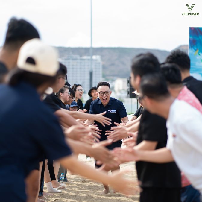 Team building nhẹ trước khi bước vào phần tiệc chính