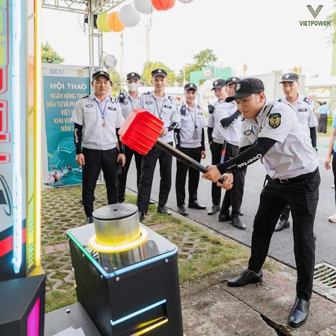 Máy đập búa cũng là trò chơi được yêu thích tại lễ hội 