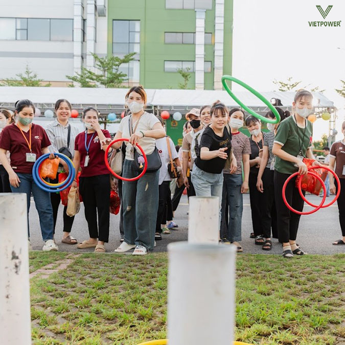 Các chị em ném vòng thể hiện sự khéo léo của bản thân