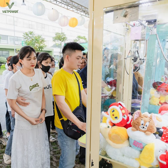 Thử sức với máy gắp gấu bông