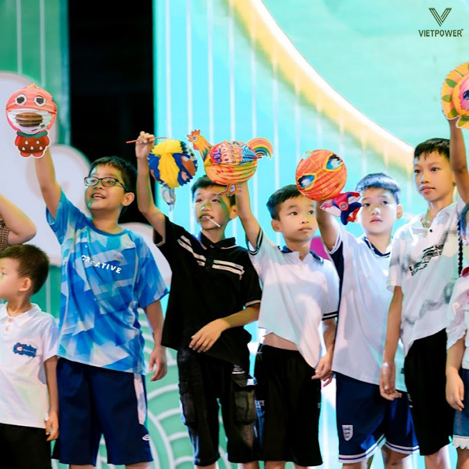 Khoảnh khắc Rước Đèn Trung Thu lung linh dưới ánh trăng của các em nhỏ