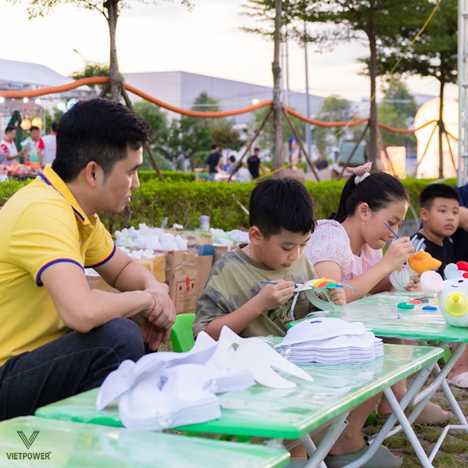 Gian hàng làm mặt nạ giấy bồi được nhiều em nhỏ thích thú